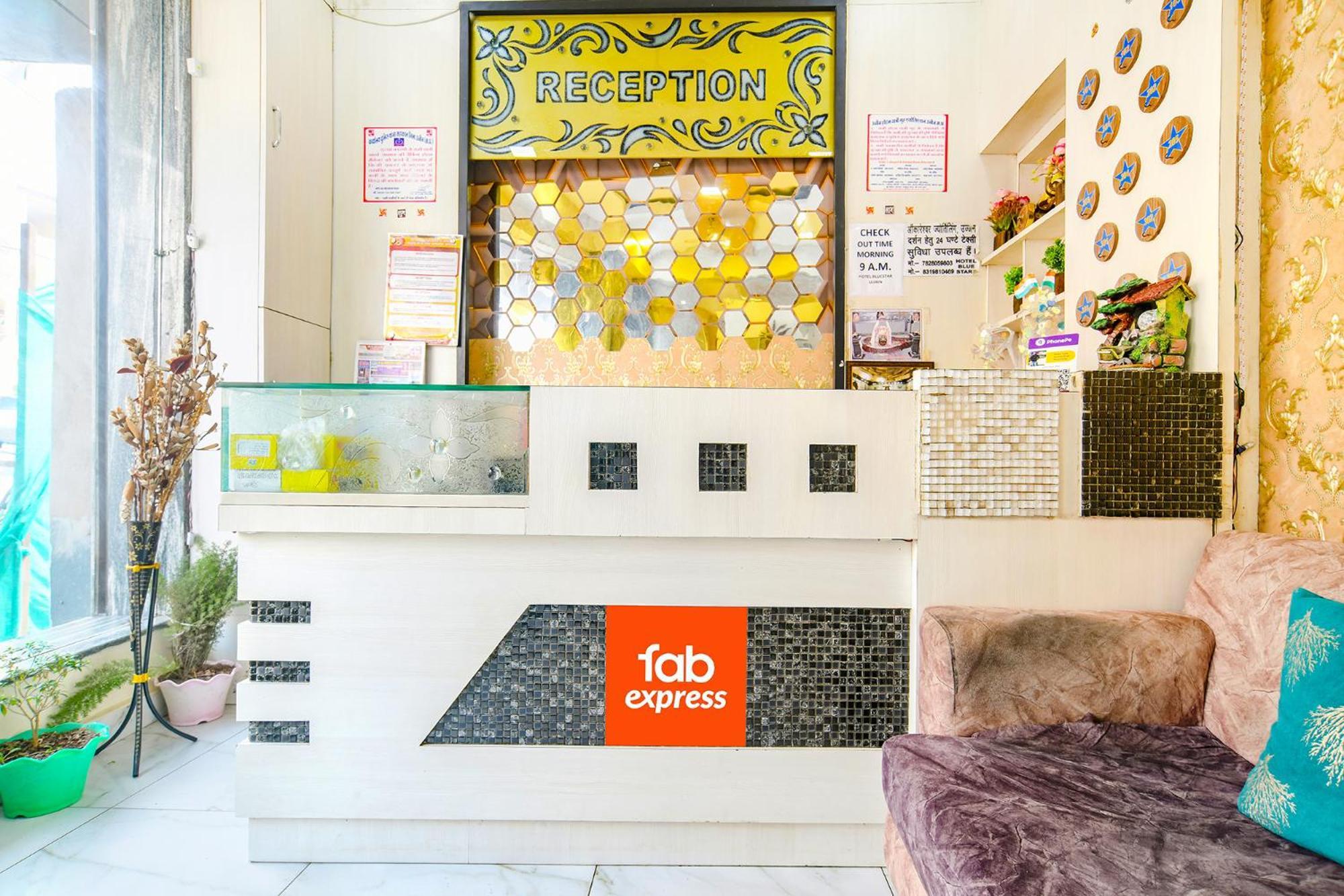 乌贾因 Fabexpress Blue Star酒店 外观 照片